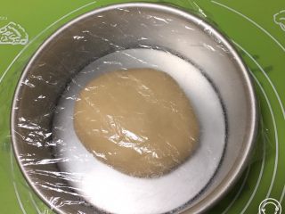 10、快速早餐吐司片-鸡蛋味,拿出整理一下,滚圆放入模具,盖上保鲜膜。