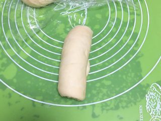 16、快速早餐吐司片-鸡蛋味,顺势卷起来。