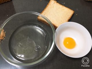 20、快速早餐吐司片-鸡蛋味,将吐司切片,吐司二片、蛋黄2个、蛋白一个。