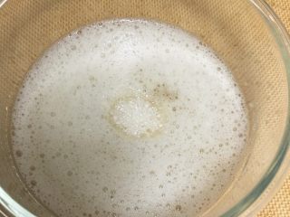 21、快速早餐吐司片-鸡蛋味,一个鸡蛋的蛋白,加点细砂糖。