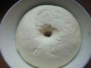 1、红豆包,面粉、酵母、白糖、牛奶或温水和一起，揉成光滑的面团，发酵至原来的2倍大。检验是否发酵好的方法：用手指蘸点干面粉，往面团里戳个洞，面团不反弹，不回缩，就说明发酵好了。