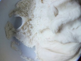 2、红豆包,发酵好的面团扒开内部组织是呈蜂窝状的。