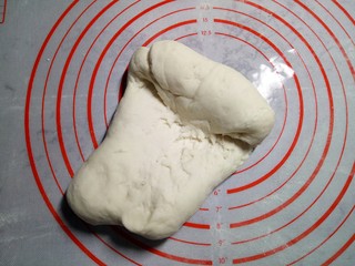 3、红豆包,用搓衣服手法进行面团排气。