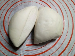 4、红豆包,做出来的馒头表面是否光滑，取决于面团排气是否彻底，所以排气过程中要有耐心。将面团切开来，内部组织呈如图样，就代表已经排好气了。
