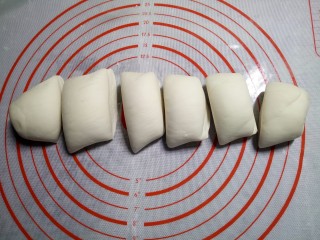 5、红豆包,将面团揉成条状，分割成六等份。