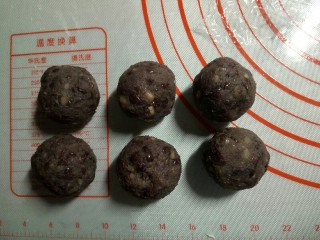 6、红豆包,将红豆沙馅揉成约35克的圆球，我喜欢带点颗粒的，那样吃起来有口感。