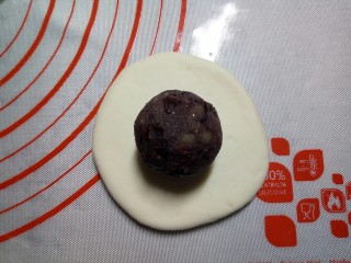 8、红豆包,放入豆沙馅。