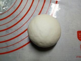 9、红豆包,用虎口的手法将面团包住，接口朝下，稍微整理下。依次做好后进行二次发酵。