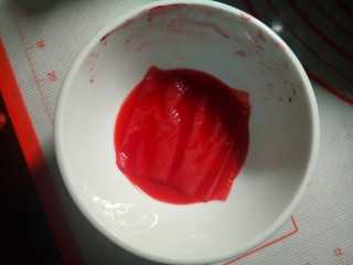 11、红豆包,碗里倒适量的水，用牙签蘸点红色色素与水充分混合，放入一张厨房纸。