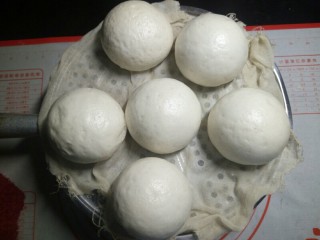 10、红豆包,待二次发酵好后，冷水下锅，大火蒸15分钟，关火后再闷5分钟。