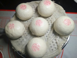 12、红豆包,拿印章在碗里蘸一下后按在馒头上。