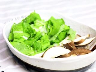 1、香菇白菜粥 ,水开后，下米，煮开后转小火。 熬粥期间，香菇切片，小白菜切小段。