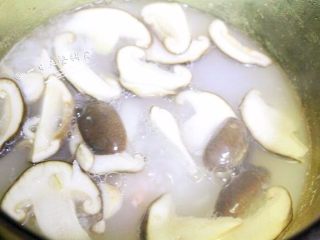 2、香菇白菜粥 ,再煮5分钟，放入香菇，搅拌一下。