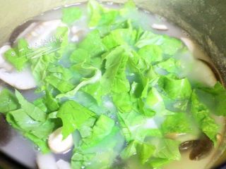 3、香菇白菜粥 ,再5分钟后放入小白菜。1岁以上宝宝可以加少许盐。