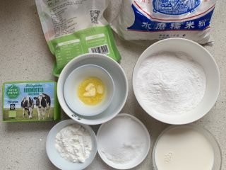 1、水果糯米糍,先把材料备好,黄油隔热水融化