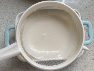 4、水果糯米糍,过筛一下