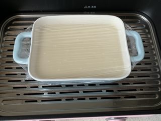 6、水果糯米糍,包一层保鲜膜,牙签扎孔