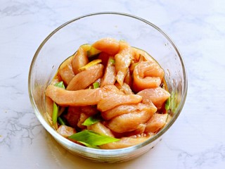 9、炸鸡柳,拌匀腌制30分钟