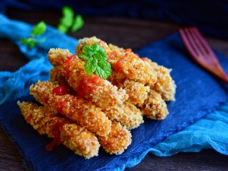 19、炸鸡柳,挤上番茄酱即可