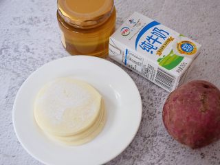1、饺子皮紫薯饼,准备好材料