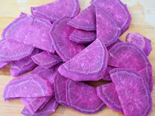 2、饺子皮紫薯饼,紫薯去皮洗净切成薄片