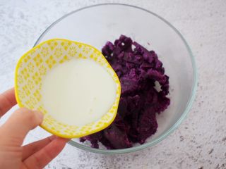 5、饺子皮紫薯饼,加入纯牛奶压成泥