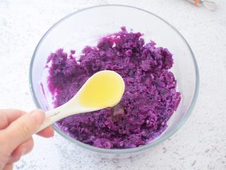 6、饺子皮紫薯饼,加入蜂蜜