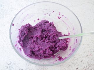 7、饺子皮紫薯饼,拌匀备用