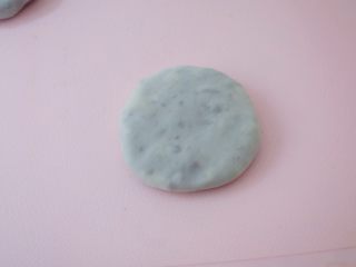 11、饺子皮紫薯饼,收口朝下轻轻按成饼状
