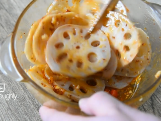 12、绝对停不了嘴，爆爆爆好吃的凉拌香辣藕片,搅拌均匀