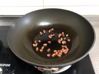 1、快手酸辣米粉,锅中倒入少许油，小火将花生米炒熟，微微变色，出香味儿盛出备用