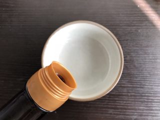 2、快手酸辣米粉,碗中倒入味极鲜酱油