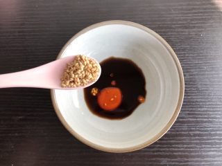 5、快手酸辣米粉,熟白芝麻