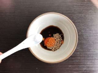 6、快手酸辣米粉,加入少量食盐，搅匀备用