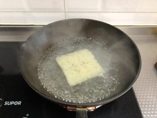 7、快手酸辣米粉,米粉开水下锅，大火，不停搅拌，煮至无硬芯，立即捞出