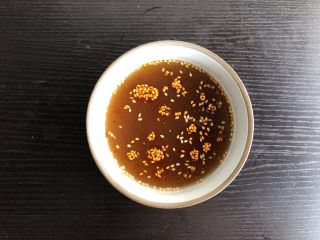 9、快手酸辣米粉,煮米粉的热汤盛入料汁的碗中