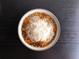 10、快手酸辣米粉,盛入米粉