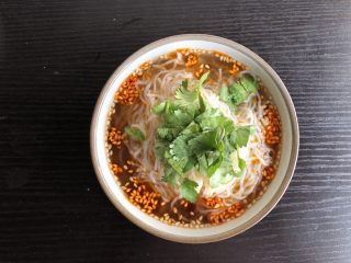 11、快手酸辣米粉,表面摆香菜
