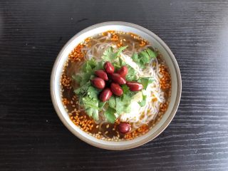 12、快手酸辣米粉,炸熟的花生，完成