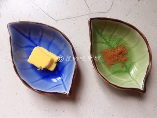 3、焦糖肉桂香蕉,黄油和一丢丢的肉桂粉。