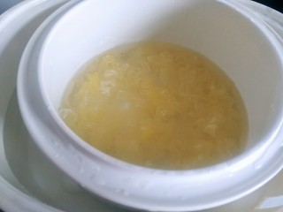 4、一碗可以喝的《护肤品》,炖锅放入水,先放入银耳,设置三个钟。