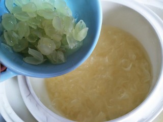 5、一碗可以喝的《护肤品》,等过了两个半钟头之后,放入皂角米,