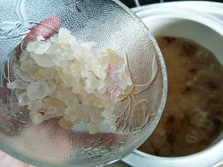 7、一碗可以喝的《护肤品》,适量的黄冰糖。