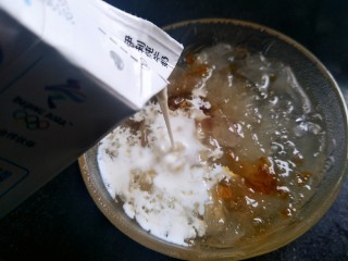 10、一碗可以喝的《护肤品》,想喝的时候盛一碗。加入适量的纯牛奶,搅拌均匀就可以喝了,满满的胶原蛋白啊!