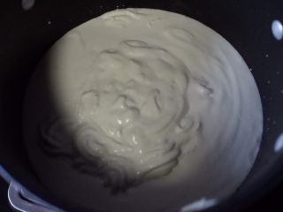 2、草莓蛋挞,纯牛奶、奶油倒入锅里