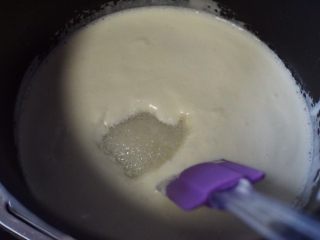 3、草莓蛋挞,白砂糖倒入锅里隔水加热，烧至沸腾后关火放晾凉