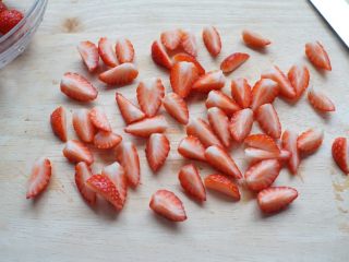 4、草莓蛋挞,草莓洗净后切好