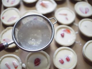 7、草莓蛋挞,再将蛋黄糊通过网筛倒入蛋挞皮中，倒九分满