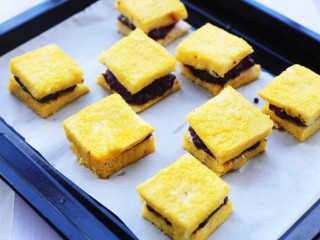 11、紫薯西多士,放入铺上油纸的烤盘。