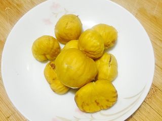 1、小米栗子粥,剥好板栗备用